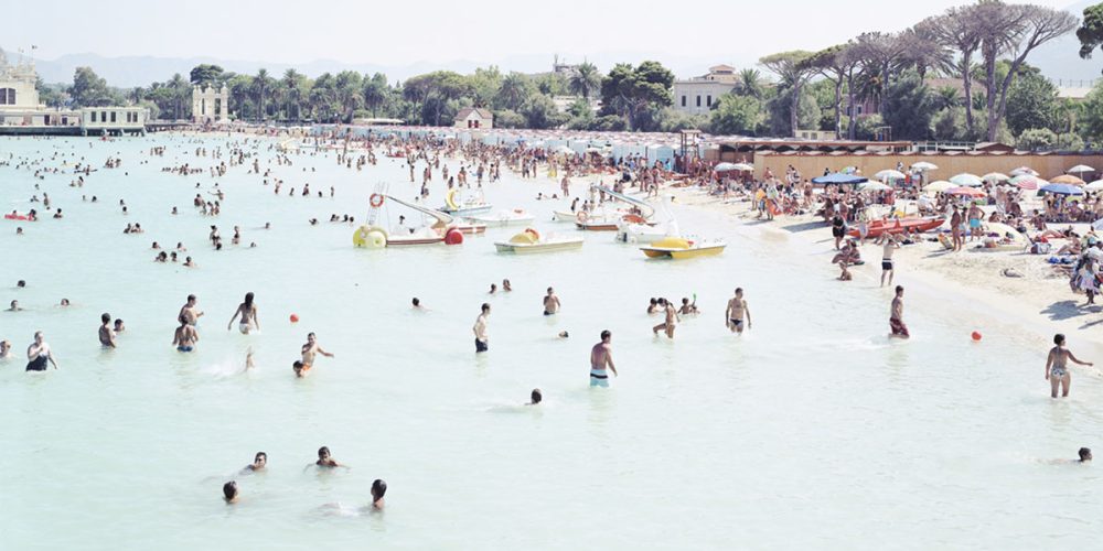 La spiaggia di Mondello nelle EXTRAORDINARY VISIONS d&#8217;Italia esposte al Maxxi di Roma